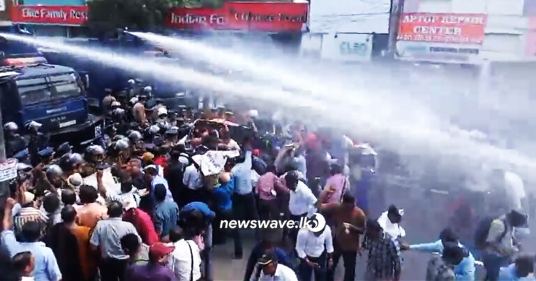 ගුරු විරෝධයට කඳුළු ගෑස් (📹) ගුරු විරෝධයට කඳුළු ගෑස් (📹)