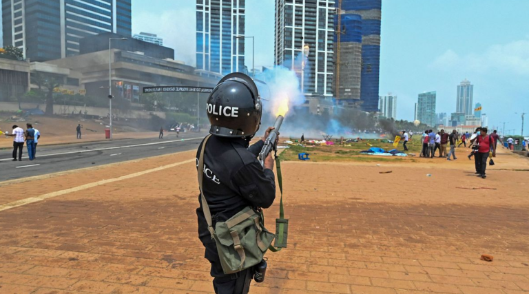 කල් ඉකුත් වූ කඳුළු ගෑස් ඉවත් කිරීම ඇරඹුවා -පොලීසිය