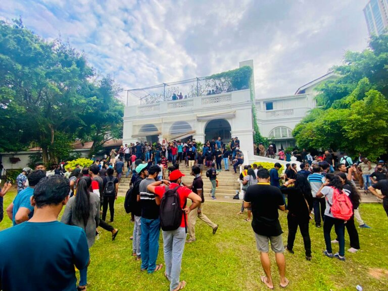 අරලියගහ මැදුරේ කාමර බෙදාගන්න ගිහින් ඇති වූ ගැටුමකින් අරගලකරුවන් 10ක් රෝහලේ අරලියගහ මැදුරේ කාමර බෙදාගන්න ගිහින් ඇති වූ ගැටුමකින් අරගලකරුවන් 10ක් රෝහලේ