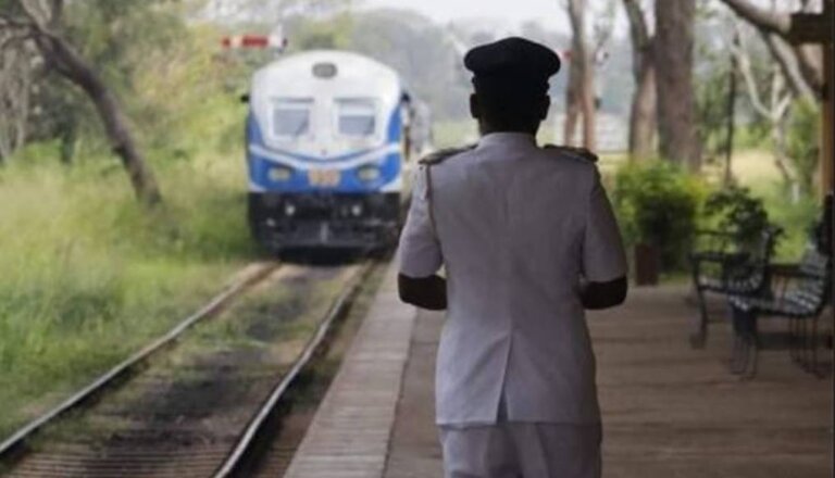 දුම්රිය වර්ජකයන්ට ජොබ් නැතිවෙයි! දුම්රිය වර්ජකයන්ට ජොබ් නැතිවෙයි!