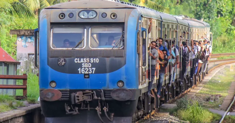 සංඥාව නැතුවාට බලද්දී නියාමක මඟදී කෝච්චියෙන් වැටිලා සංඥාව නැතුවාට බලද්දී නියාමක මඟදී කෝච්චියෙන් වැටිලා