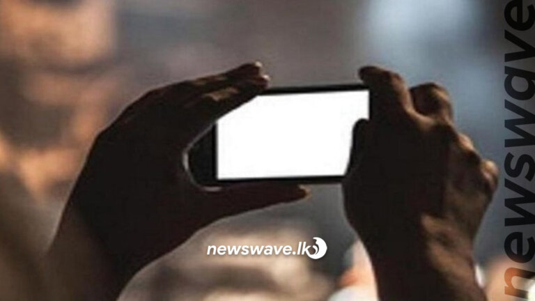 පාතාලයෙක් රඳවා ඉන්න පොලීසියේ වීඩියෝ කළ තරුණයෙක් කොටු පාතාලයෙක් රඳවා ඉන්න පොලීසියේ වීඩියෝ කළ තරුණයෙක් කොටු