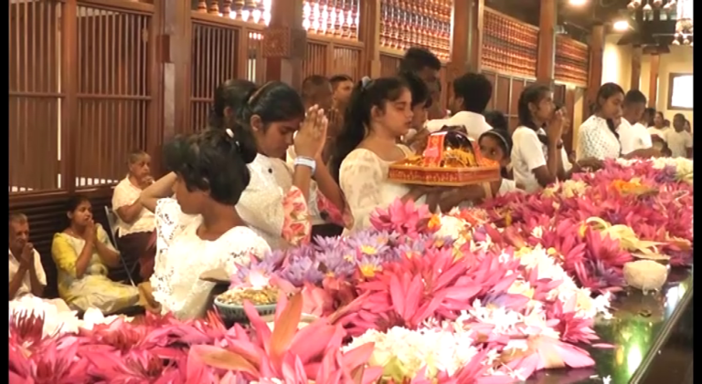 වප් පුරපසළොස්වක පොහොය අදයි