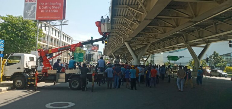 නගරසභා සේවකයින් වැලිකඩ පොලීසිය ඉදිරිපිට උද්ඝෝෂණයක
