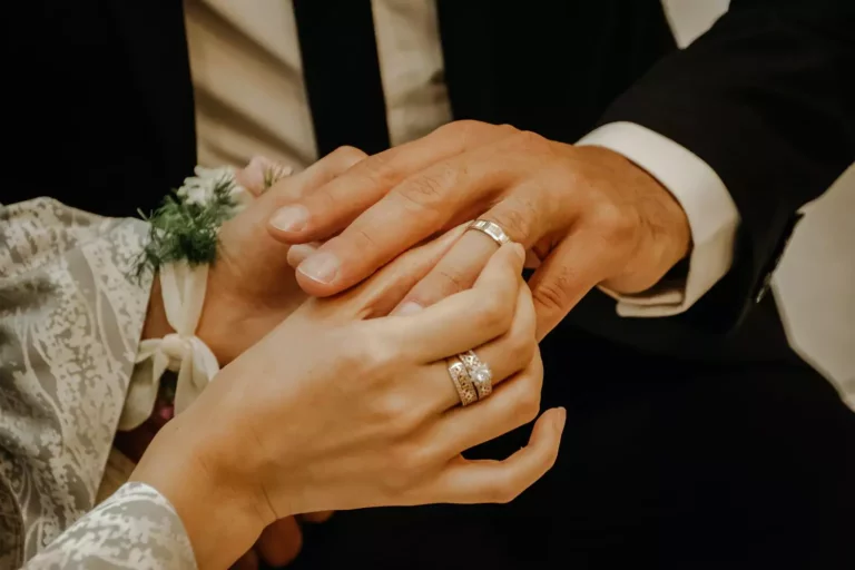හමුදාවේ ලොක්කෙක් බව පෙන්නා කීපවරක් විවාහ වෙලා හමුදාවේ ලොක්කෙක් බව පෙන්නා කීපවරක් විවාහ වෙලා