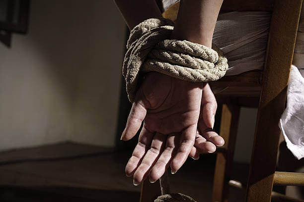 රට රැකියා පෙන්වා මුදල් වංචා කළ කතක් පැහැරගනී – මුදාහරින්න කප්පම් ගන්න හැදූ 2ක් කොටුවේ
