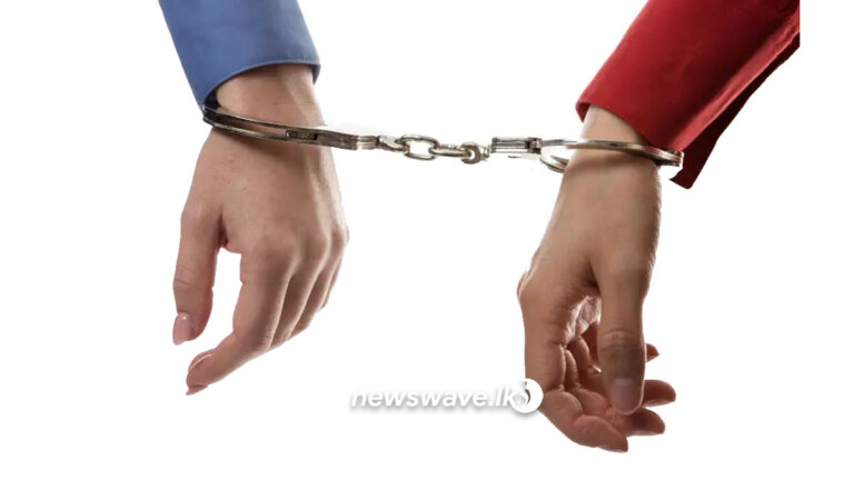 හලාවත මූල්ය ආයතනයක සේප්පු කපා සල්ලි උස්සලා -කාන්තාවන් 2ක් අත්අඩංගුවට හලාවත මූල්ය ආයතනයක සේප්පු කපා සල්ලි උස්සලා -කාන්තාවන් 2ක් අත්අඩංගුවට